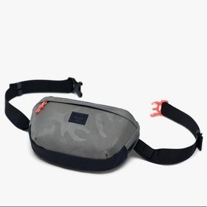 ‼️Reduced‼️Herschel Nineteen Hip Pack - Delta